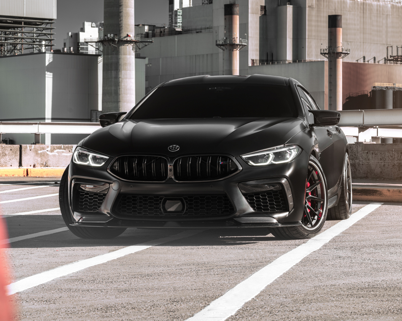 Автомобиль BMW M8 у старого завода