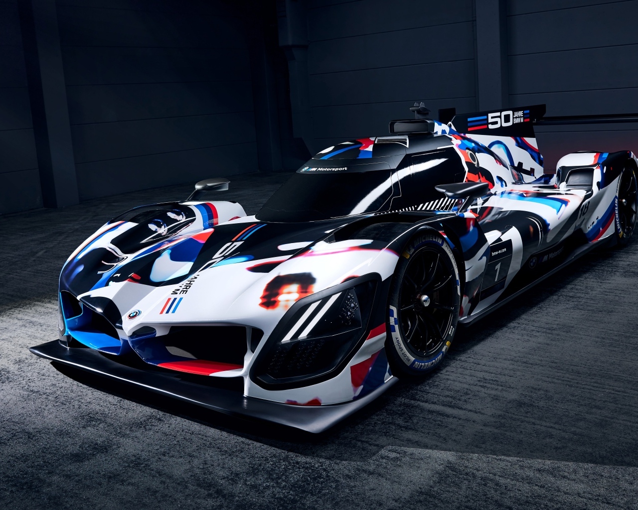 Спортивный  автомобиль BMW M Hybrid V8