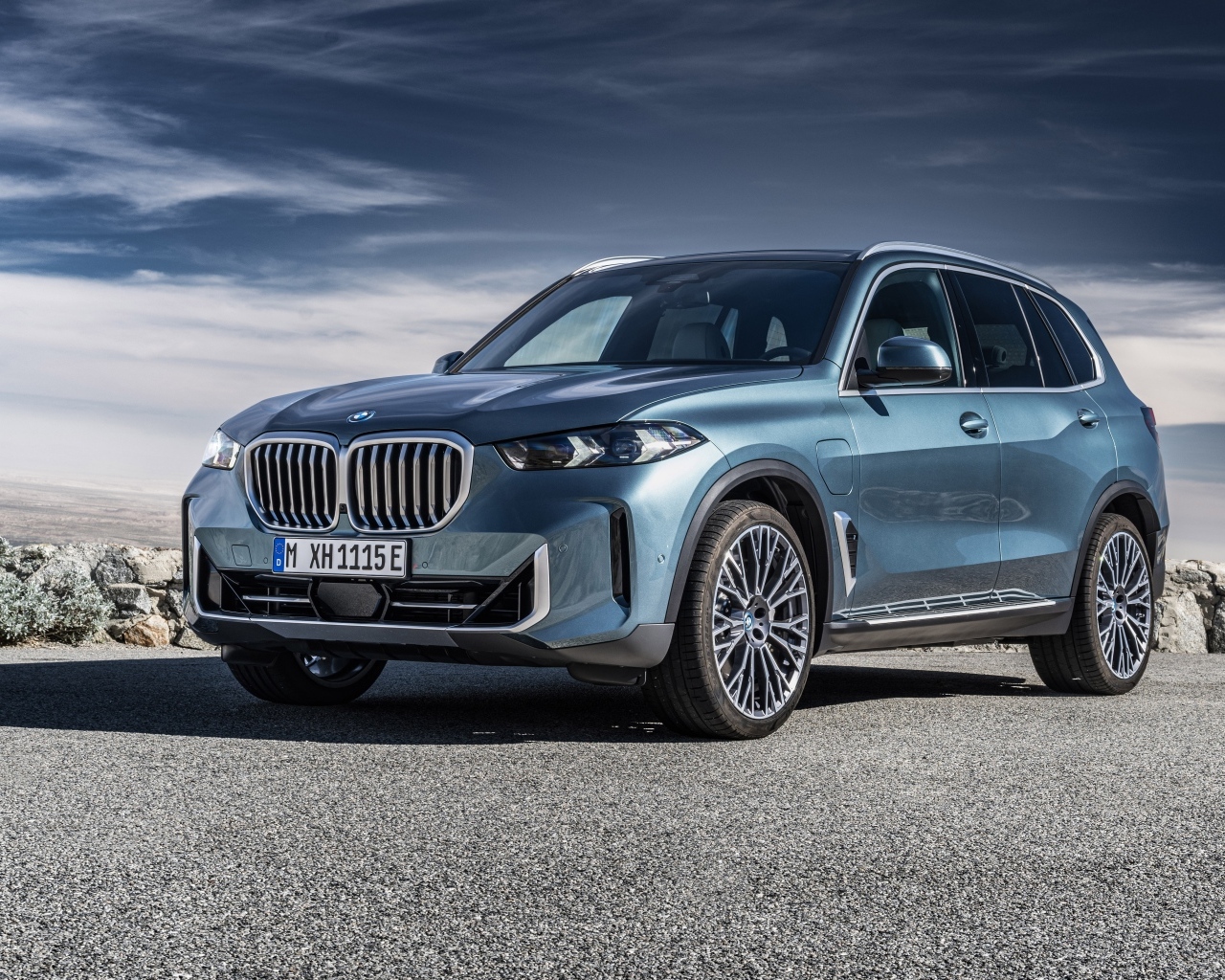 Автомобиль BMW X5 2023 на фоне грозового неба