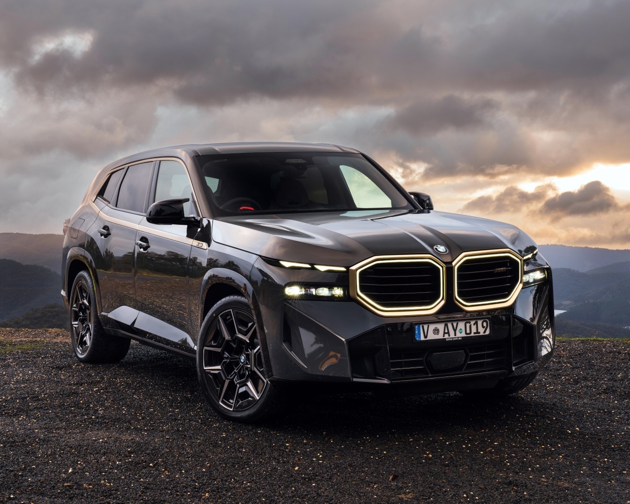 Автомобиль BMW XM 2023 года на фоне грозового неба