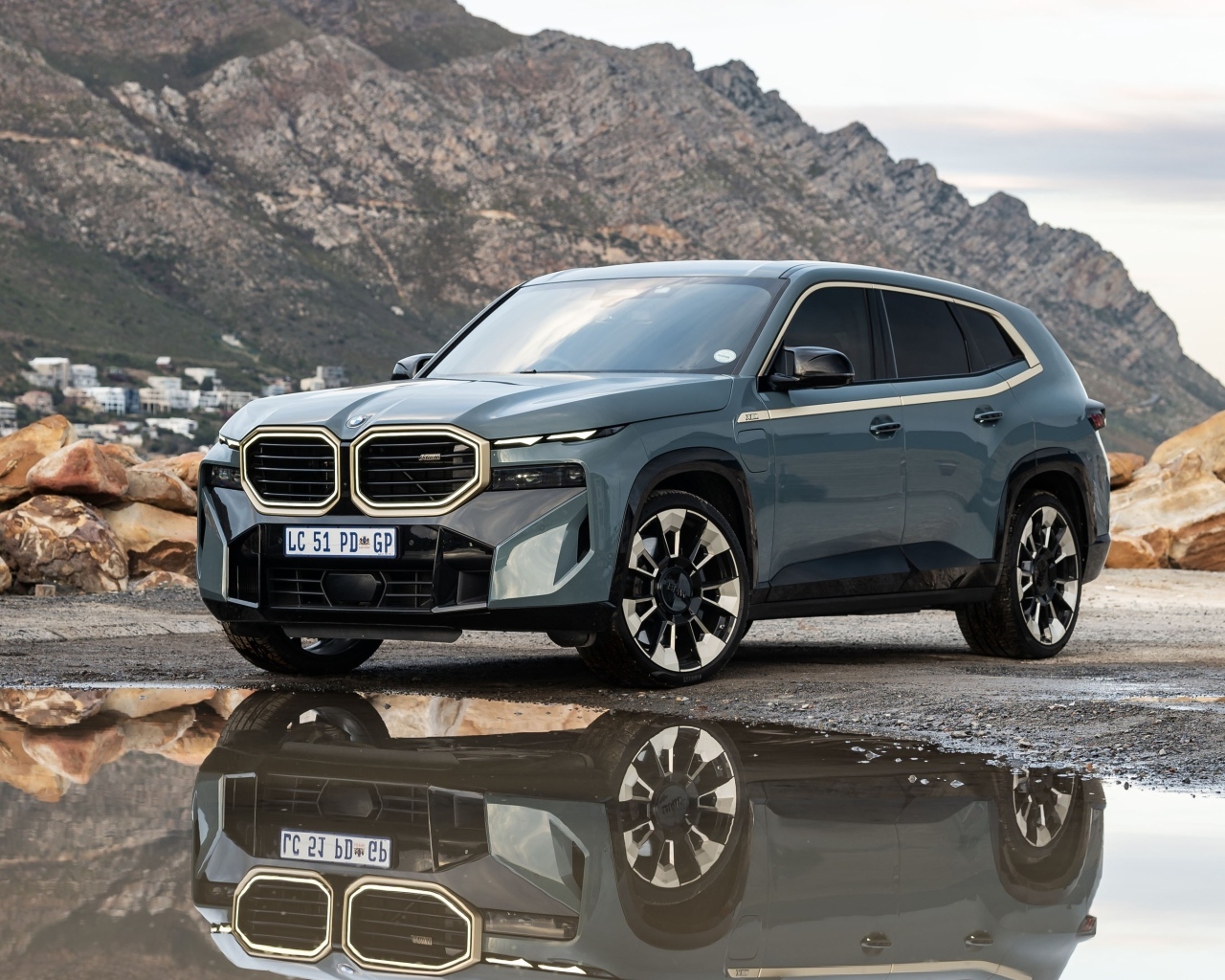 Автомобиль BMW XM 2023 в горах