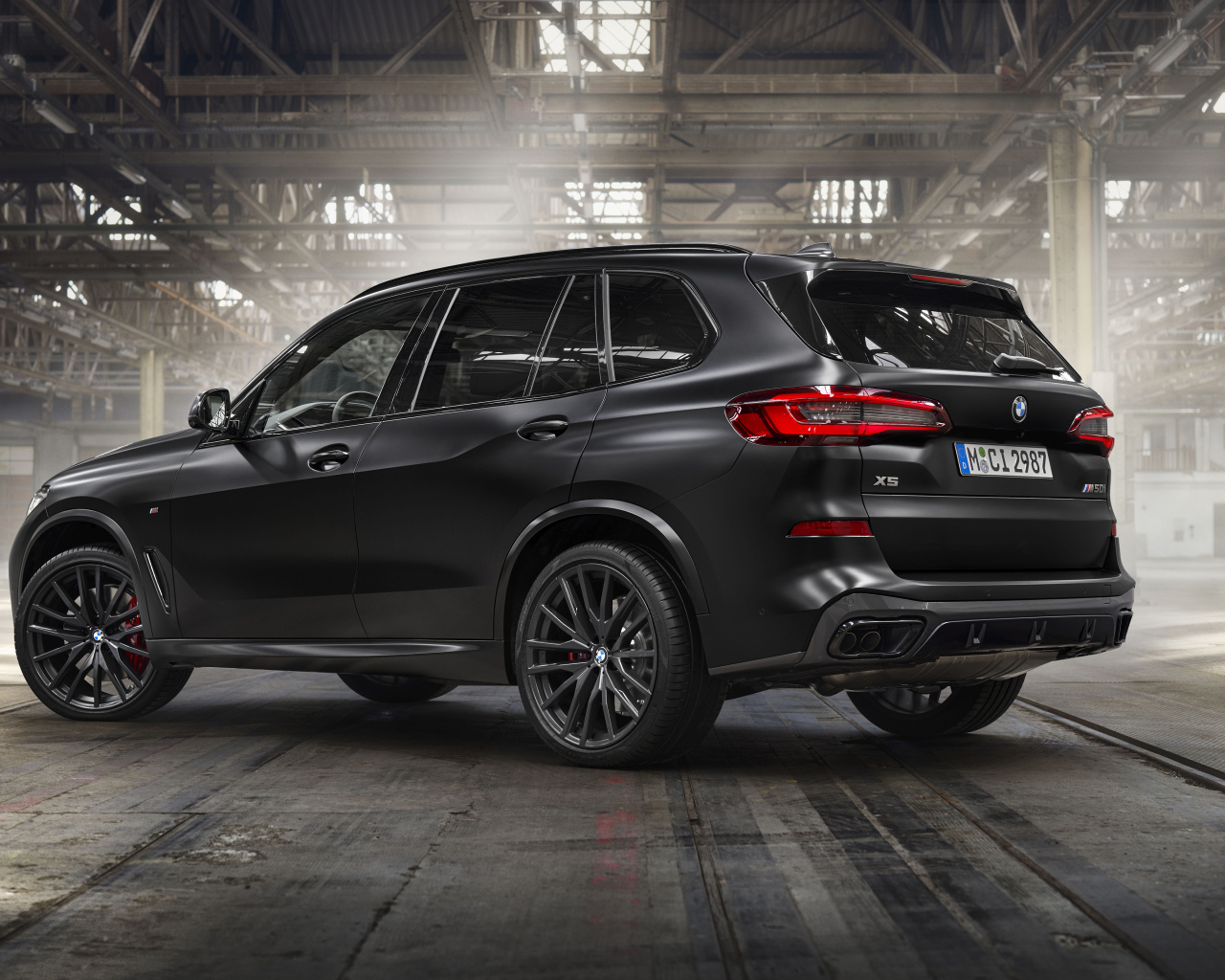 Большой автомобиль BMW X5 M50i, 2023 года вид сзади