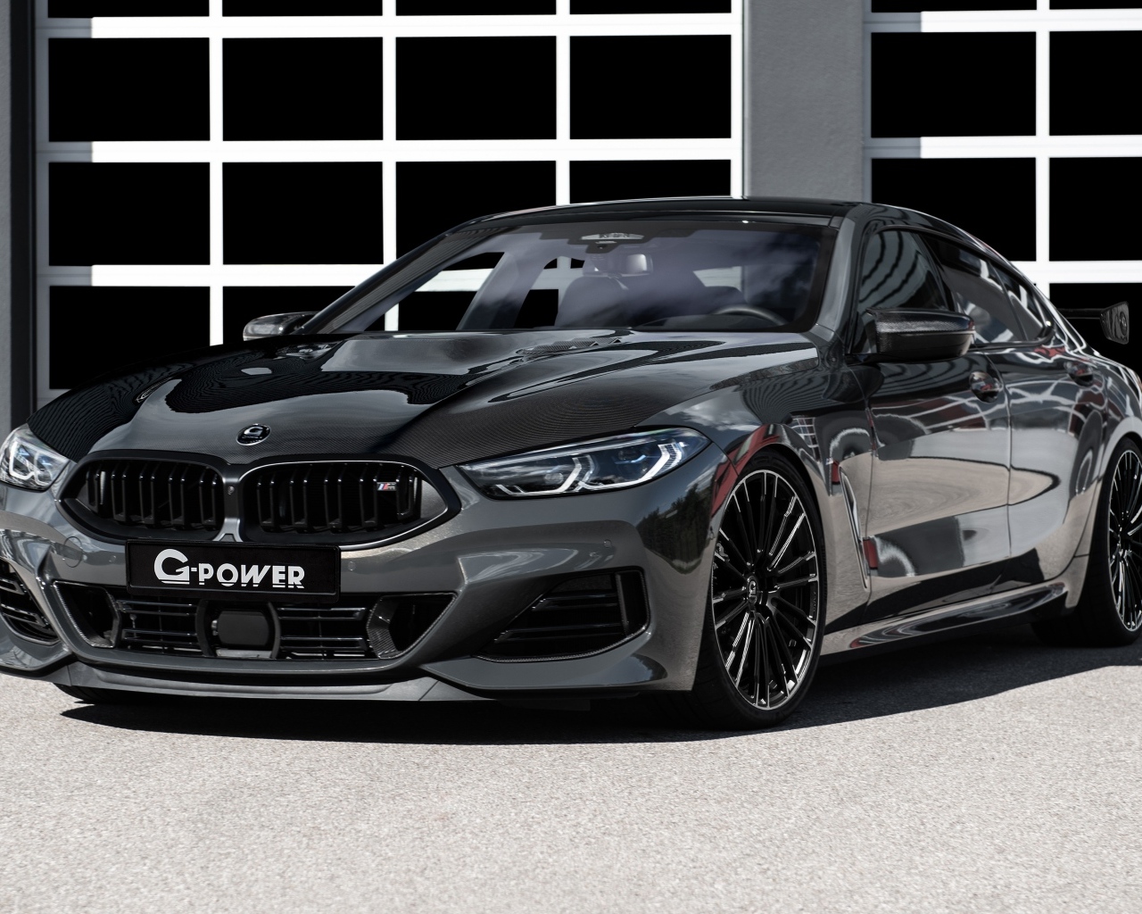 Черный автомобиль BMW M850i XDrive