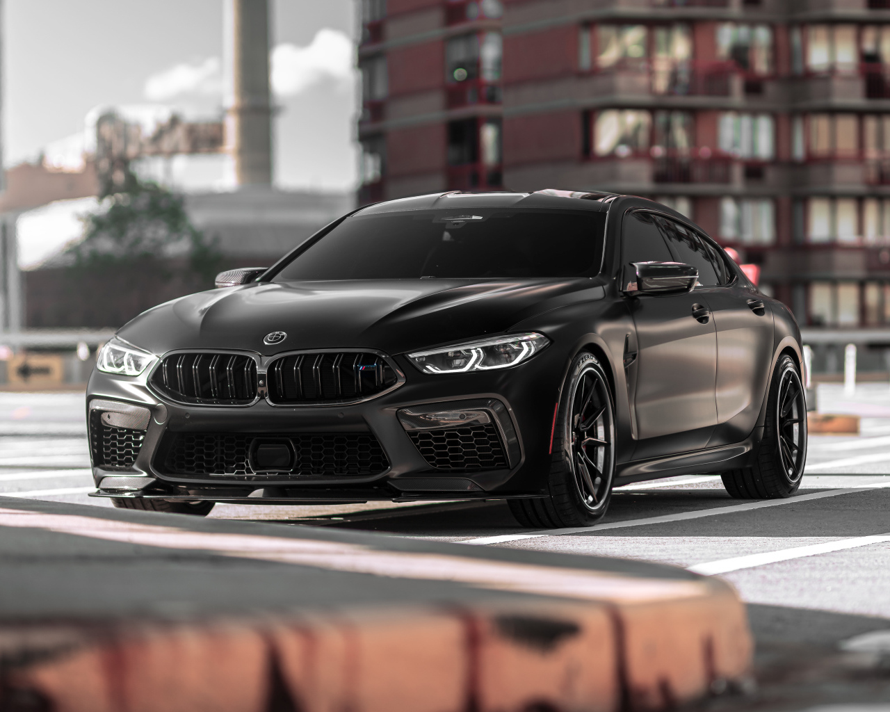 Черный BMW M8 вид спереди