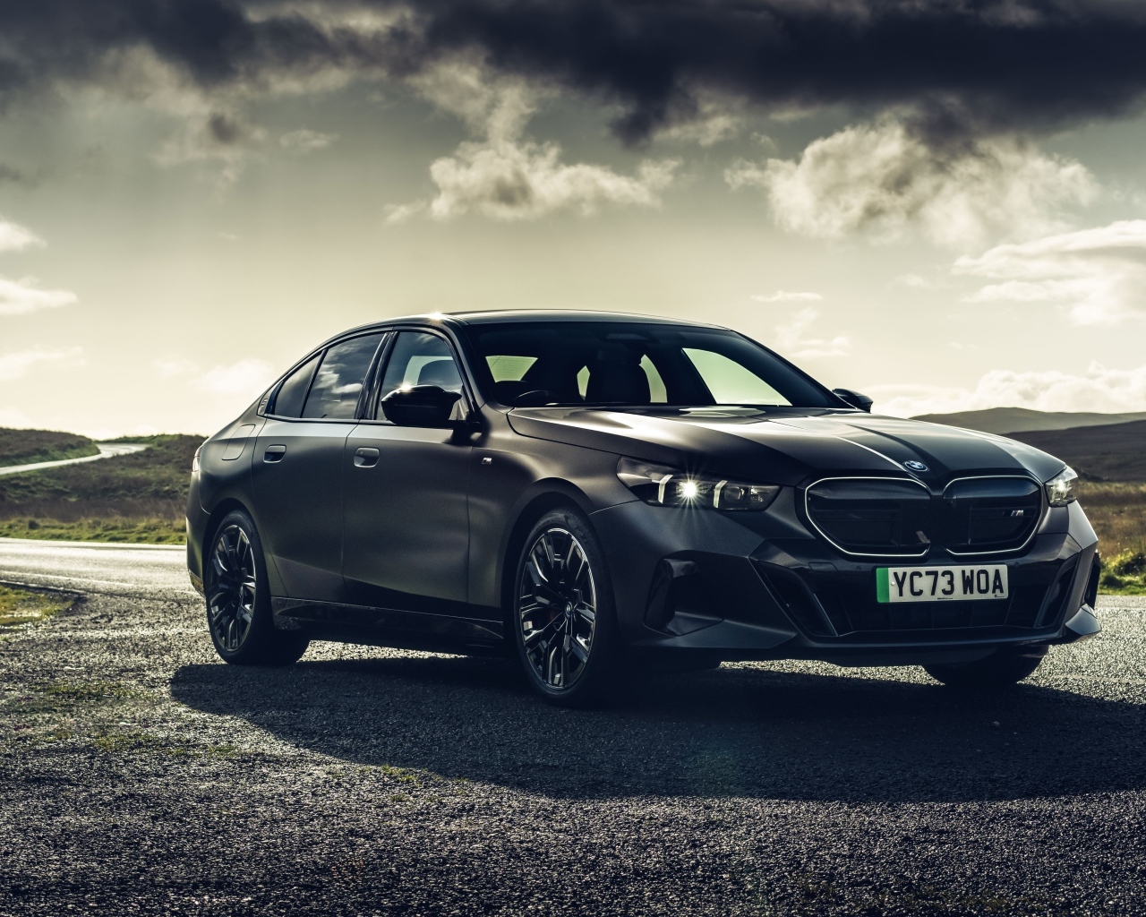 Черный автомобиль BMW I5 M60 XDrive 2023 года