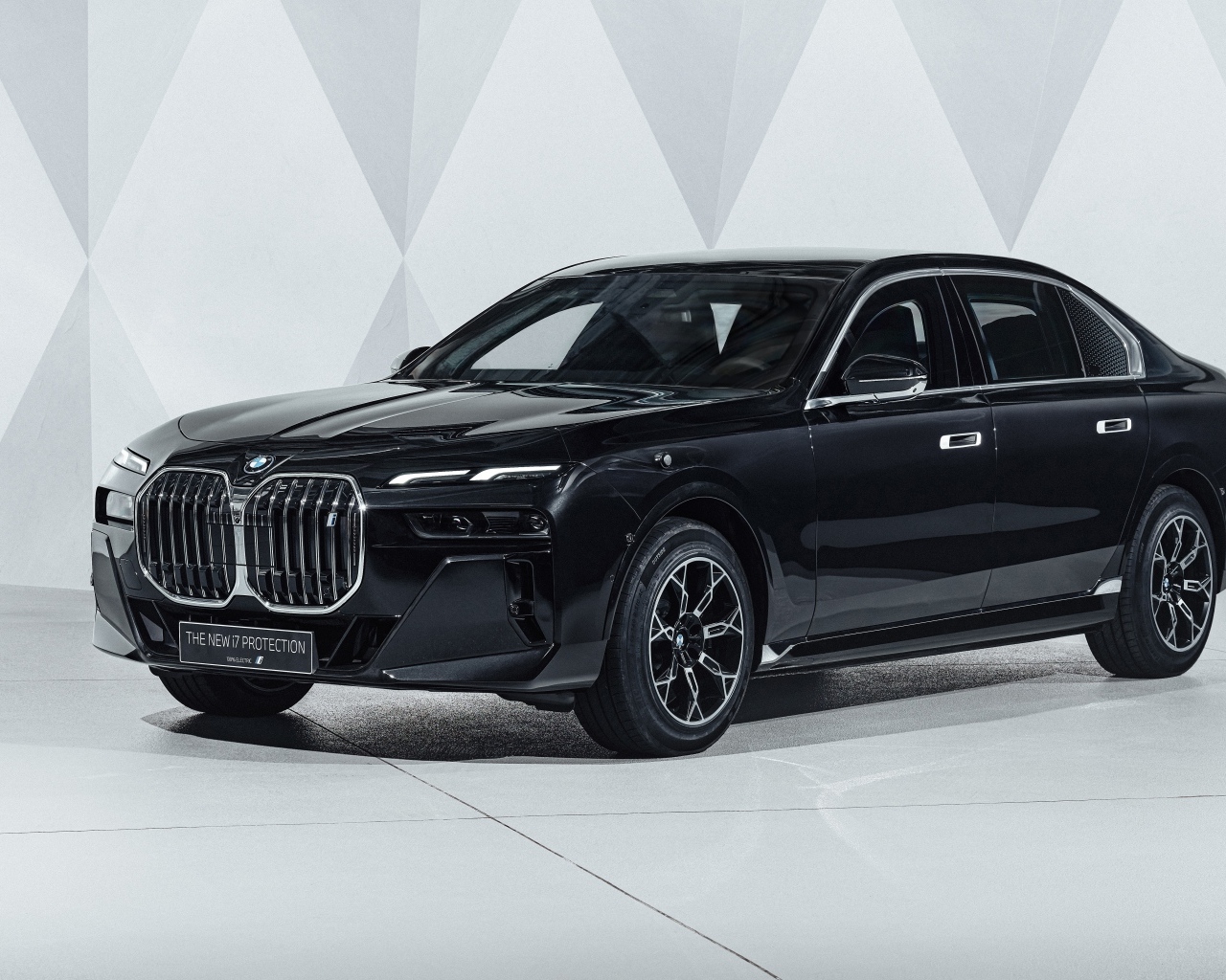 Черный автомобиль BMW I7 XDrive60 Protection 2023 года