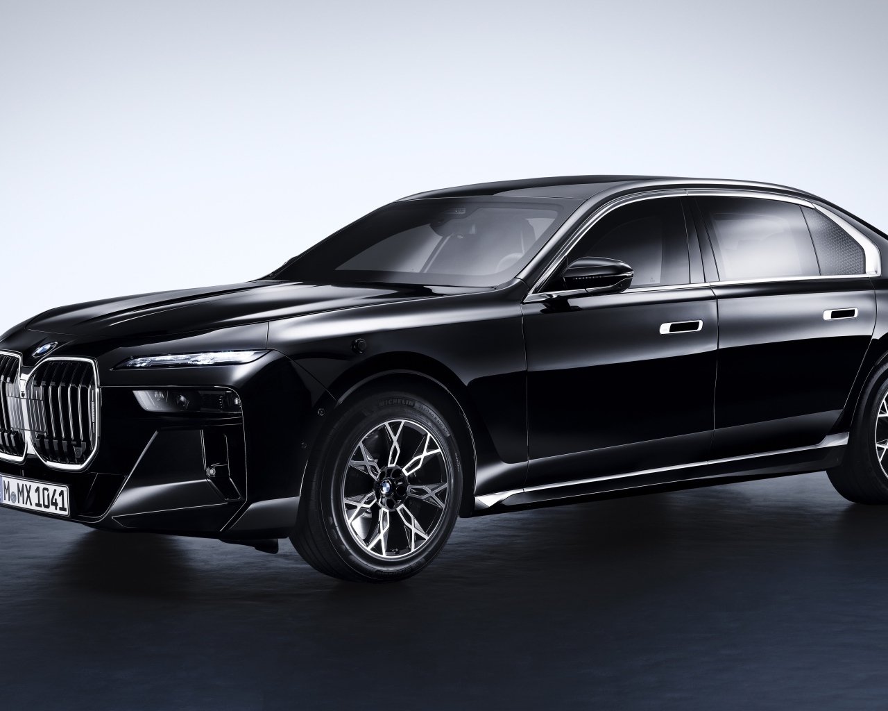 Черный стильный автомобиль BMW 760i XDrive Protection