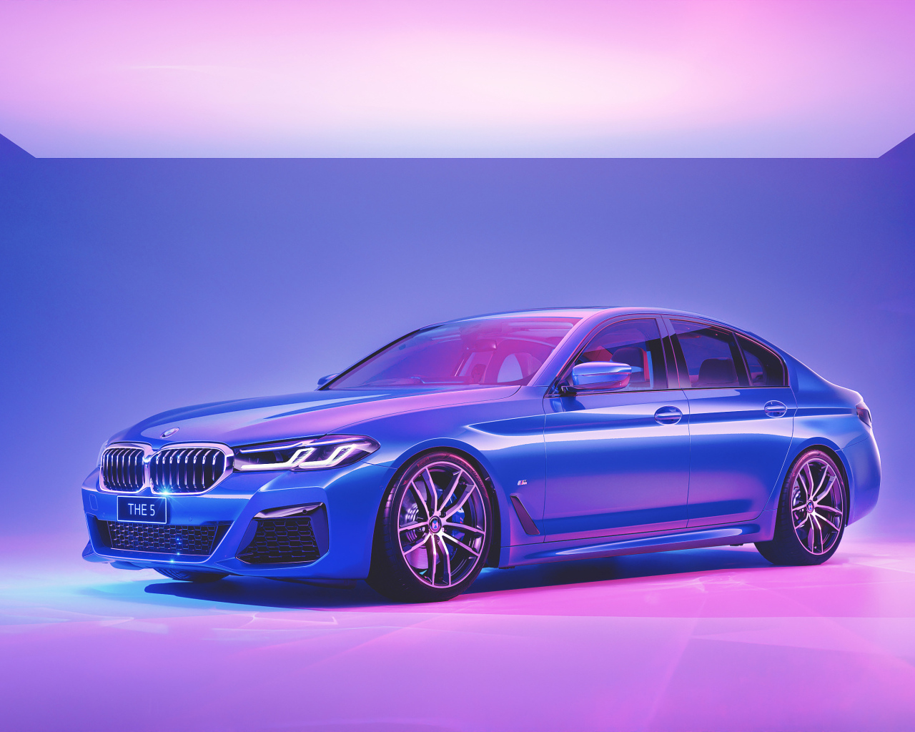 Синий автомобиль BMW 5 Series в комнате