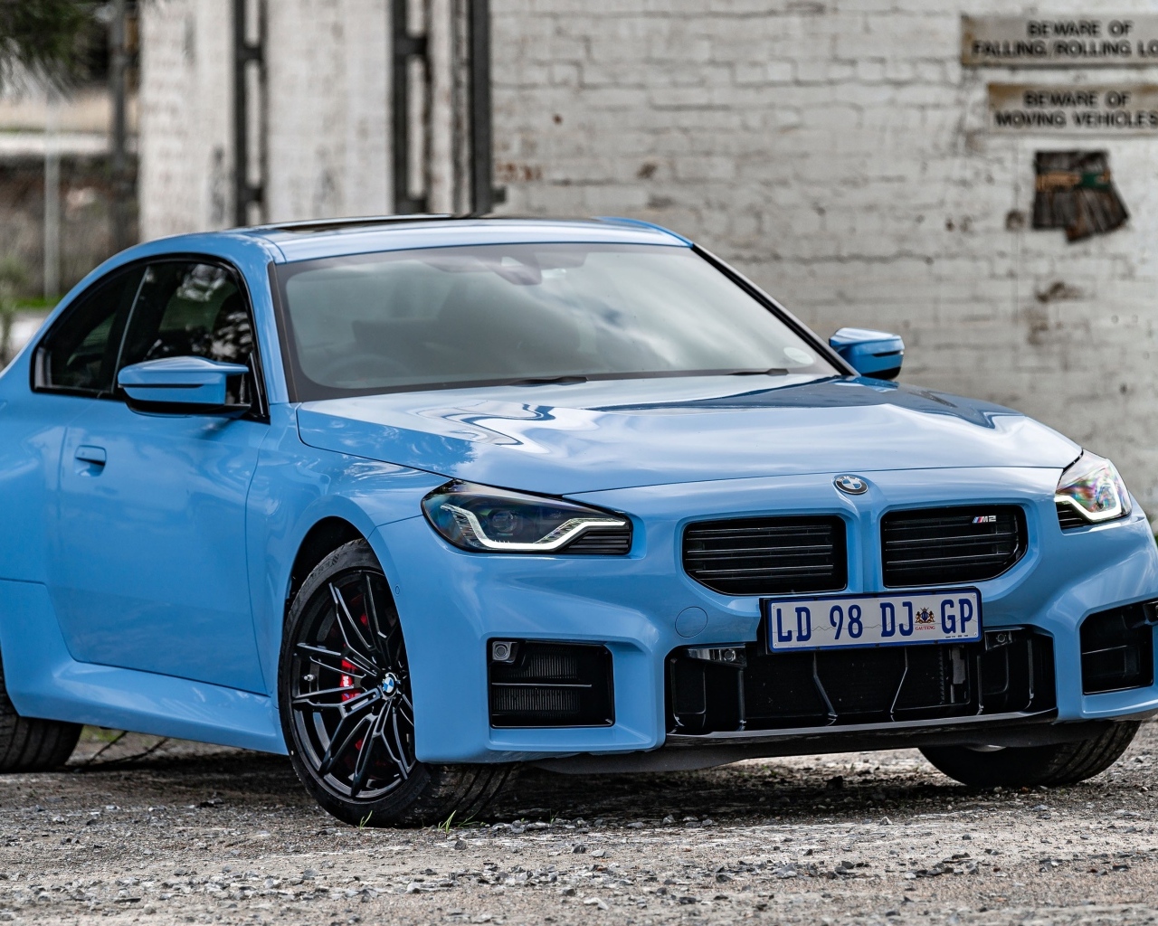 Голубой автомобиль BMW M2 AT 2023 года