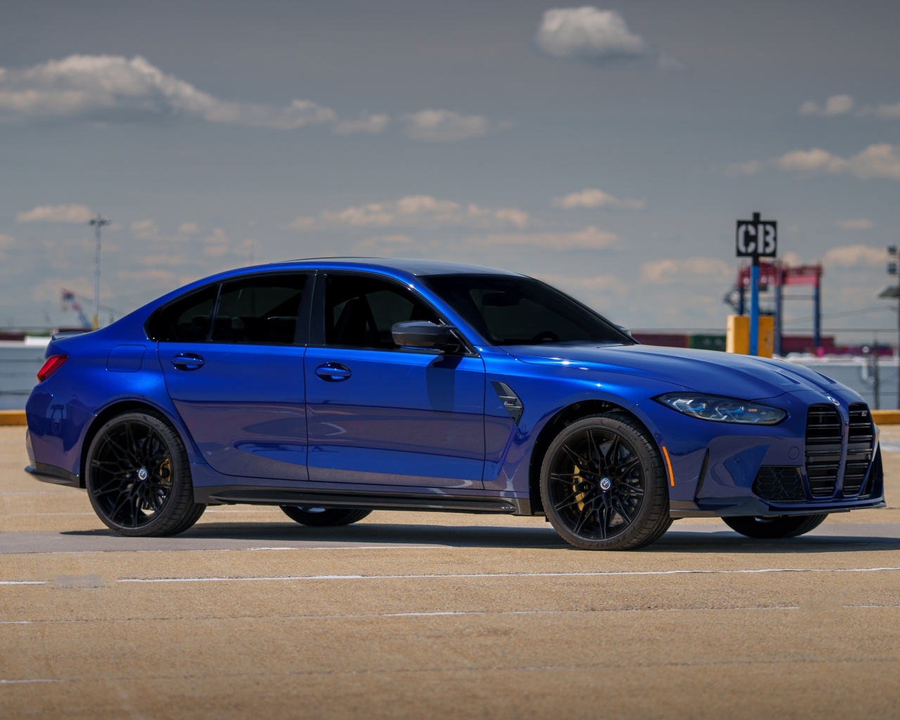 Синий автомобиль  BMW M3, 2023 года