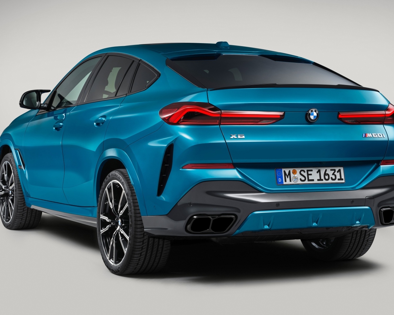 Синий автомобиль  BMW X6 2023  вид сзади