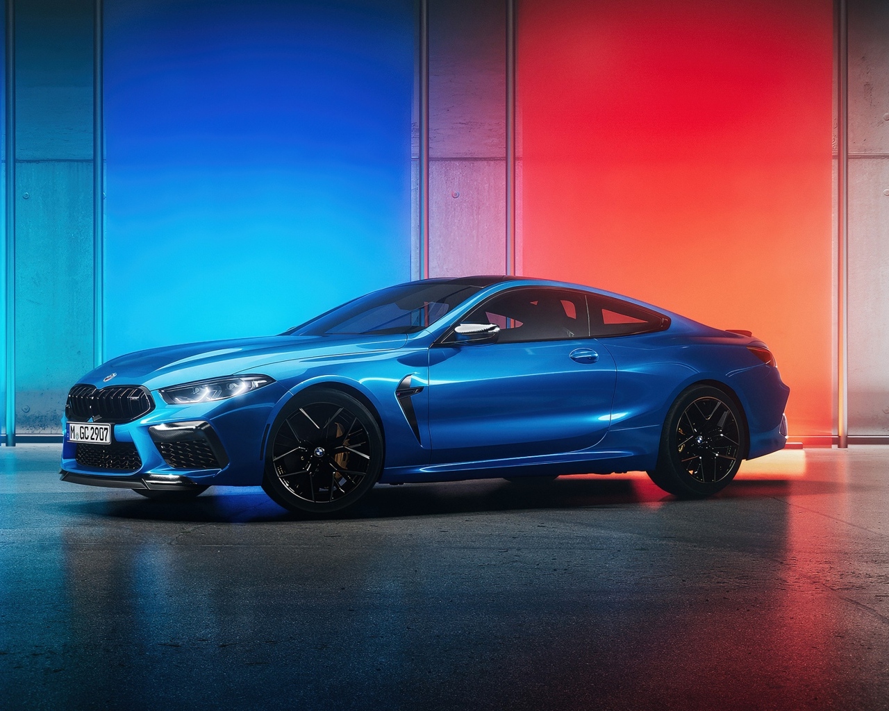 Синий дорогой автомобиль BMW M8