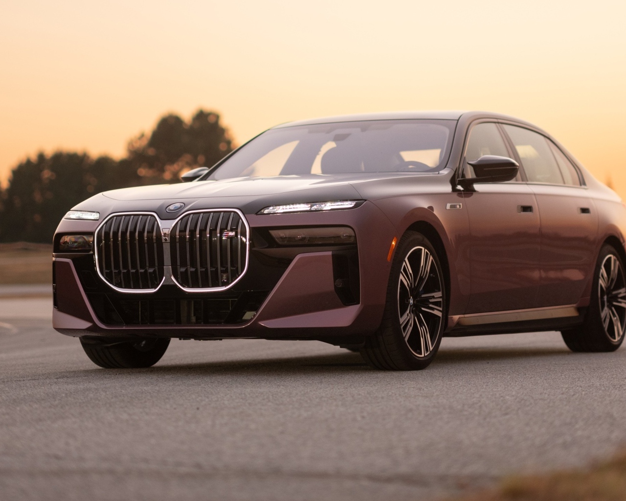 Коричневый автомобиль BMW I7 M70 XDrive 2024 года