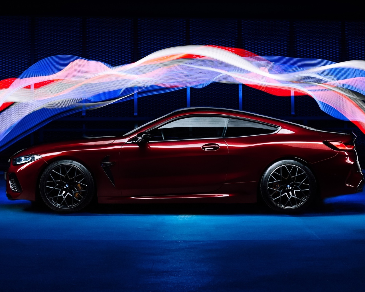 Бордовый автомобиль BMW M8 Competition оптекает волнами