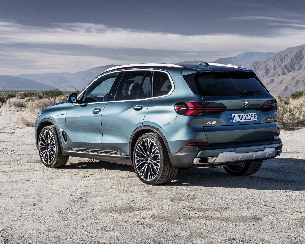 Кроссовер BMW X5 2023 вид сзади