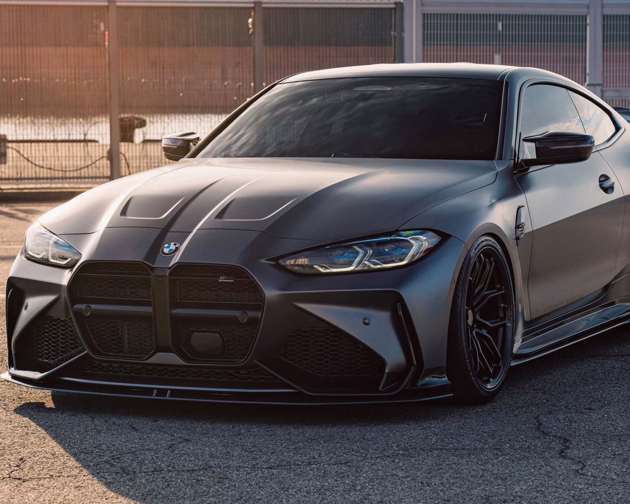 Дорогой черный автомобиль BMW M4