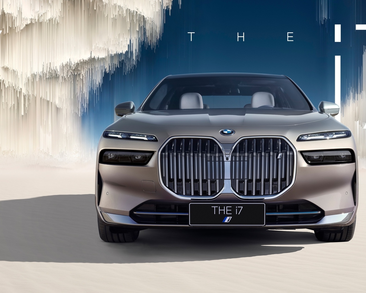 Вид спереди на электрокар BMW I7