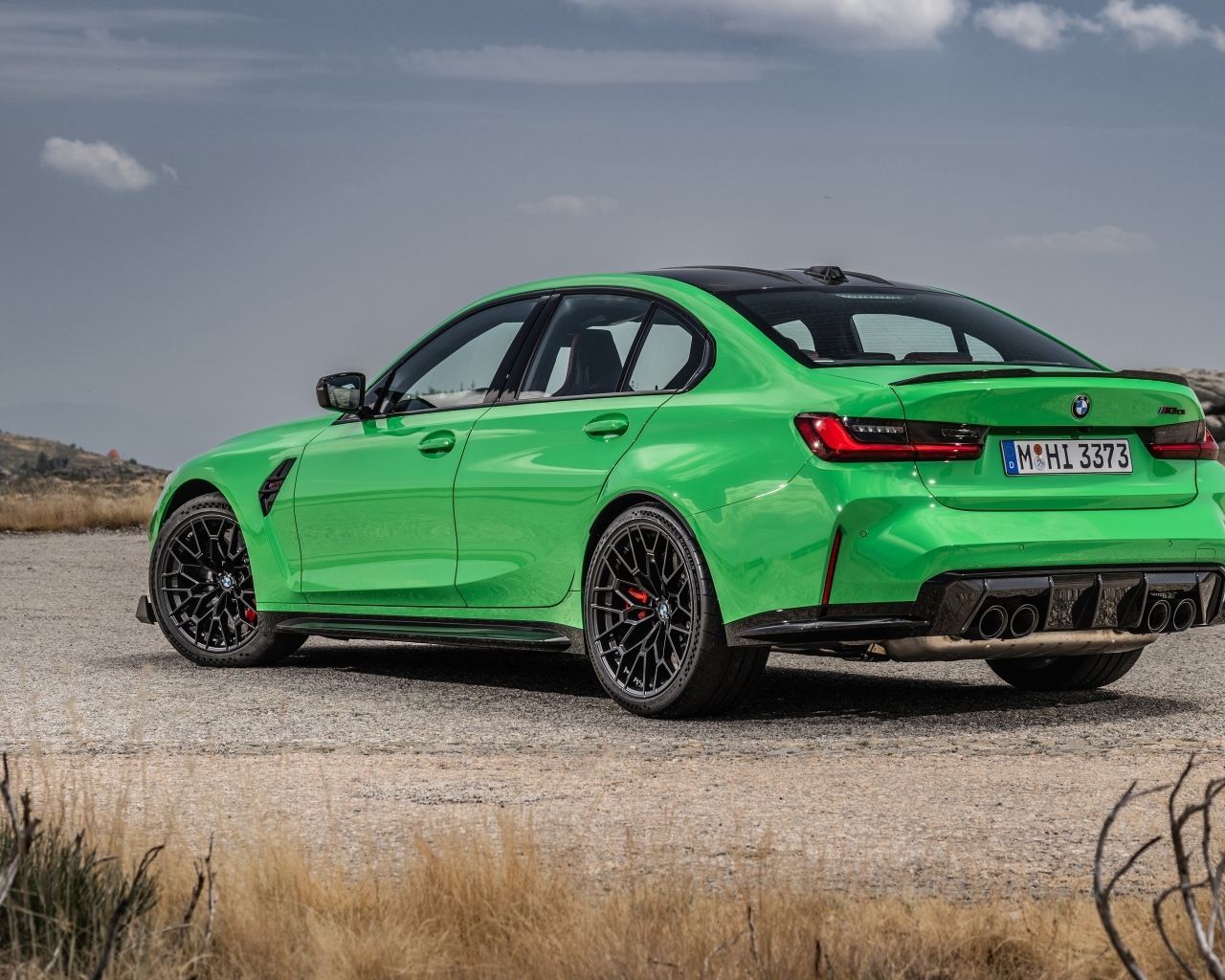 Зеленый BMW M3 CS 2023 вид сзади