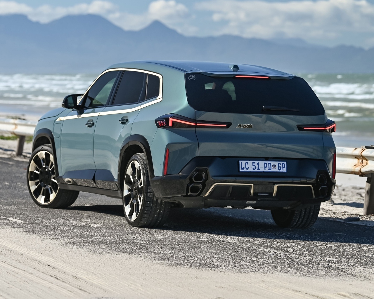 Вид сзади на внедорожник BMW XM