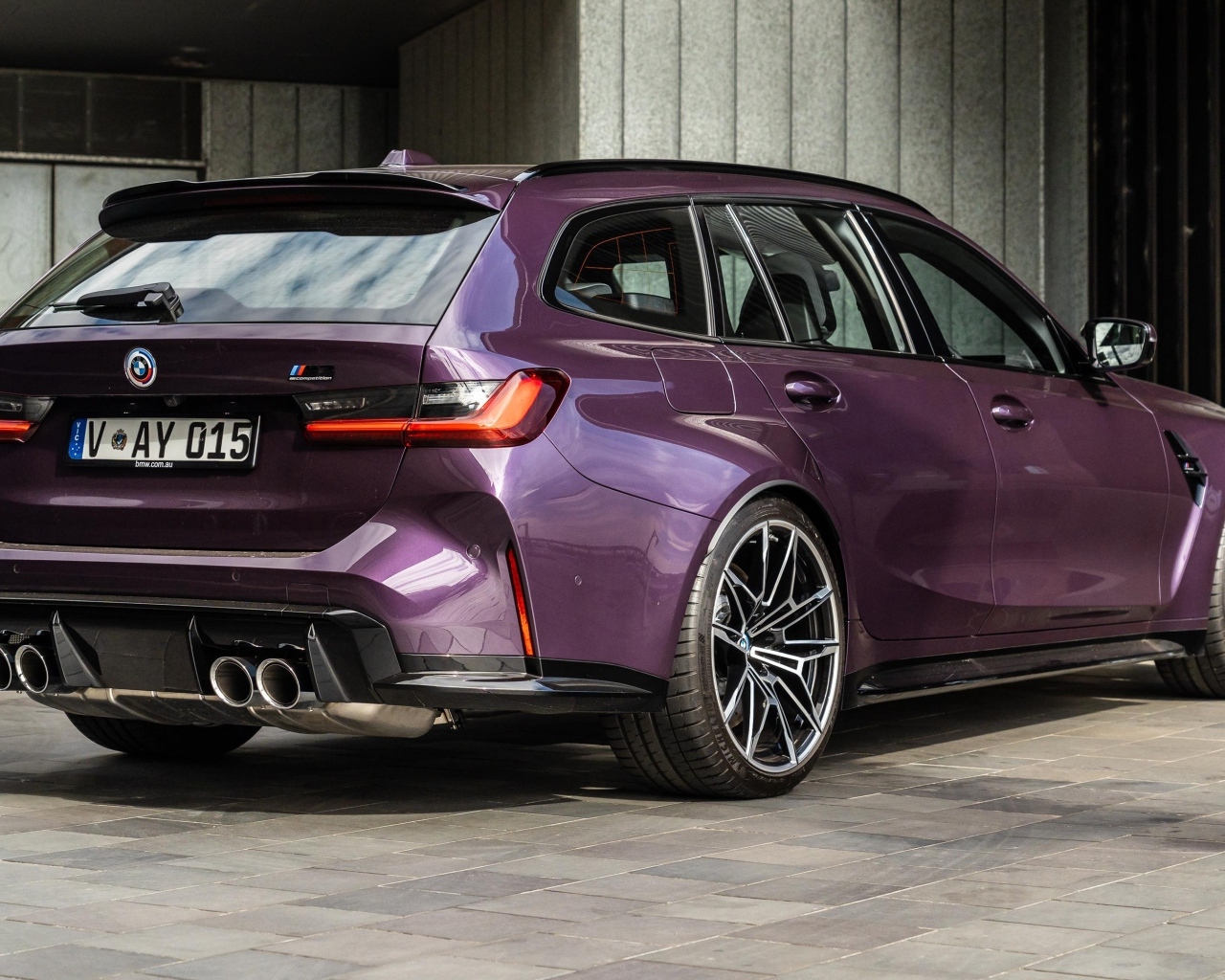 Вид сзади на автомобиль BMW M3 Competition Touring M XDrive 2023 года