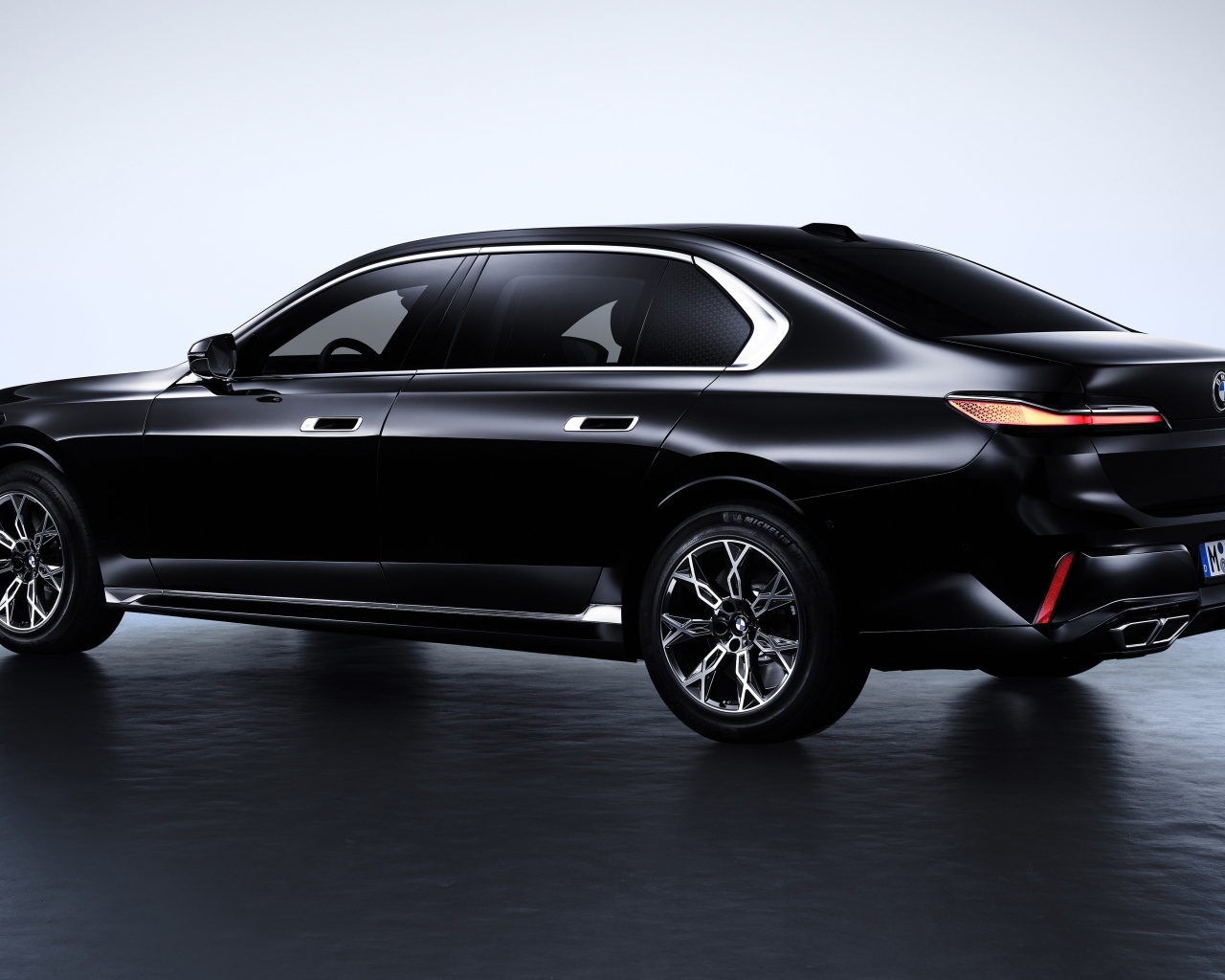 Вид сзади на автомобиль BMW 760i XDrive Protection