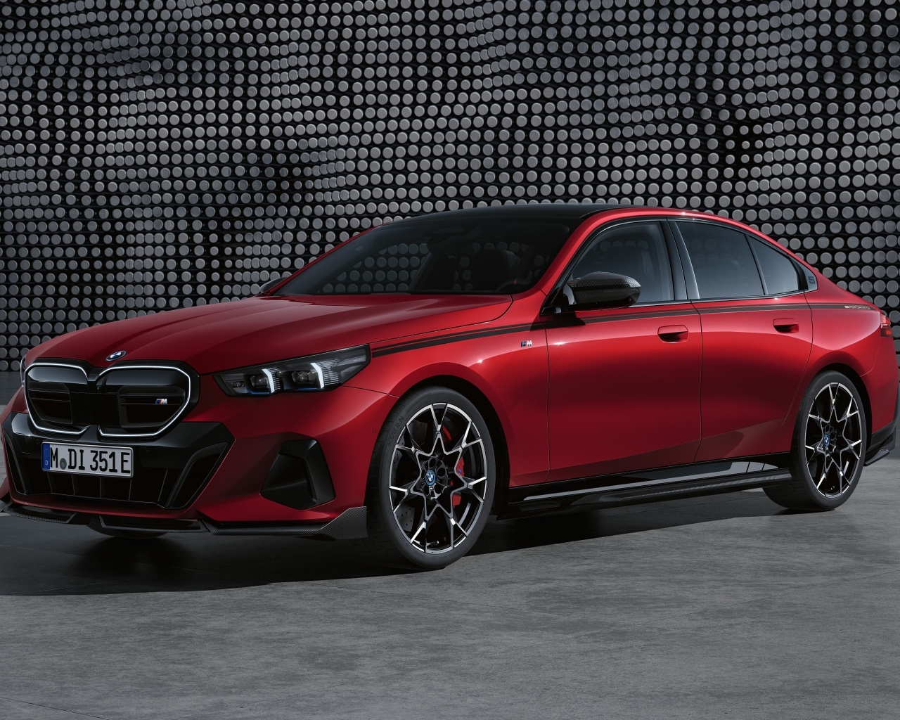 Красный автомобиль BMW I5 M60 XDrive M Performance Parts 2023 года