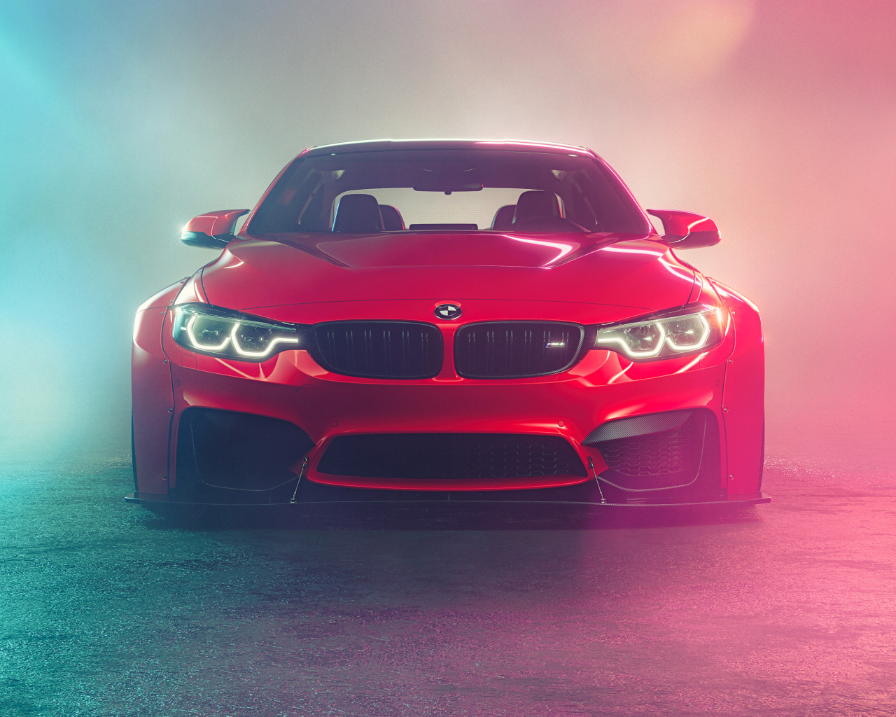 Красный автомобиль BMW M4  в дыму