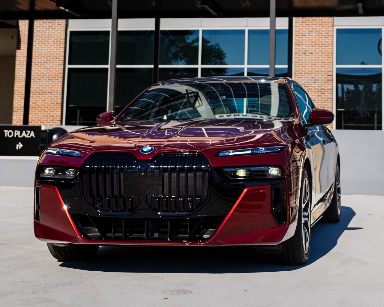 Красный автомобиль BMW I7 EDrive50 2024 года