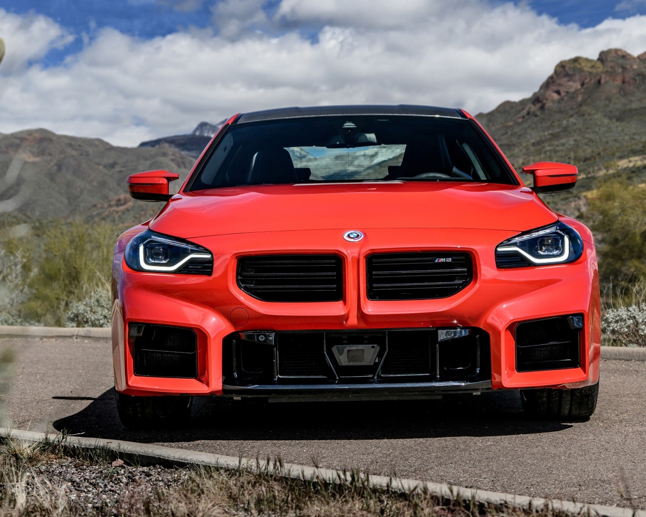 Красный автомобиль BMW M2 AT вид спереди