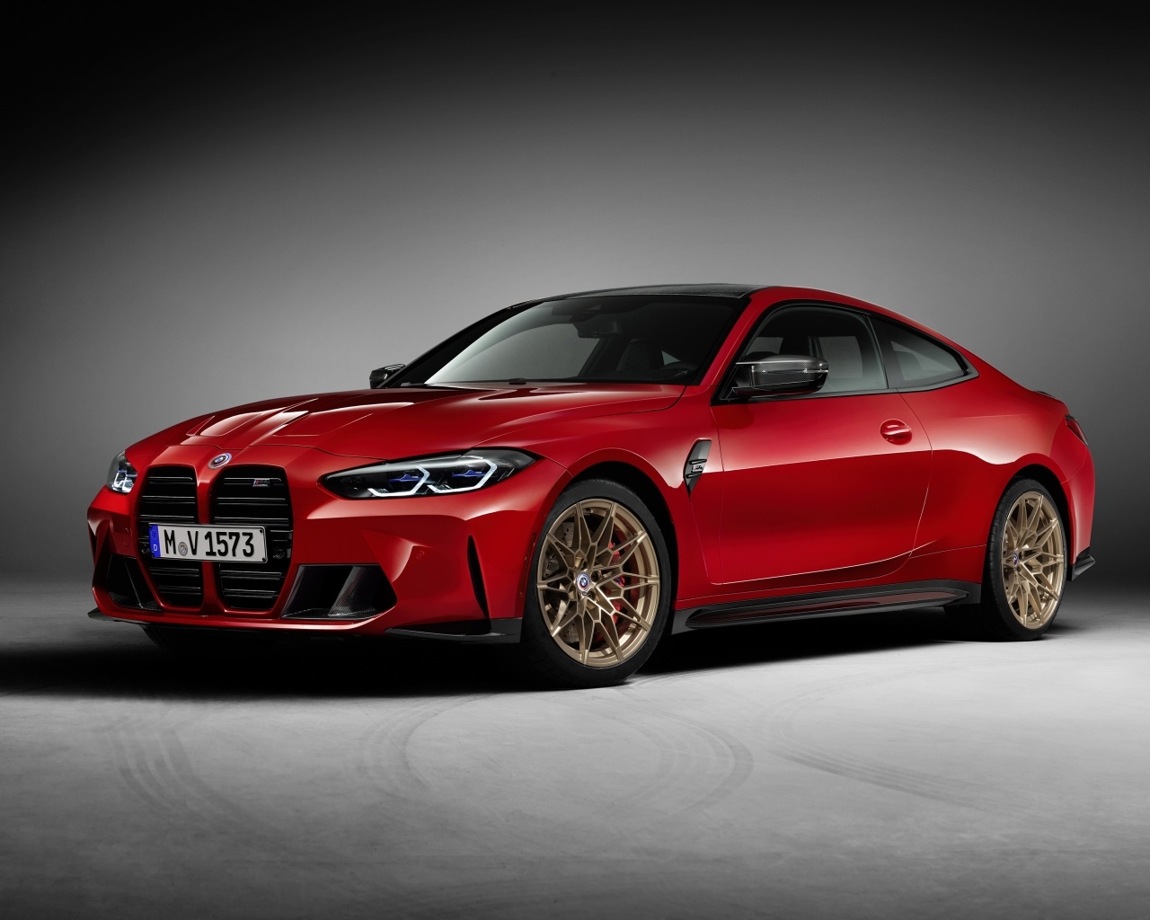 Красный автомобиль BMW M4 на сером фоне