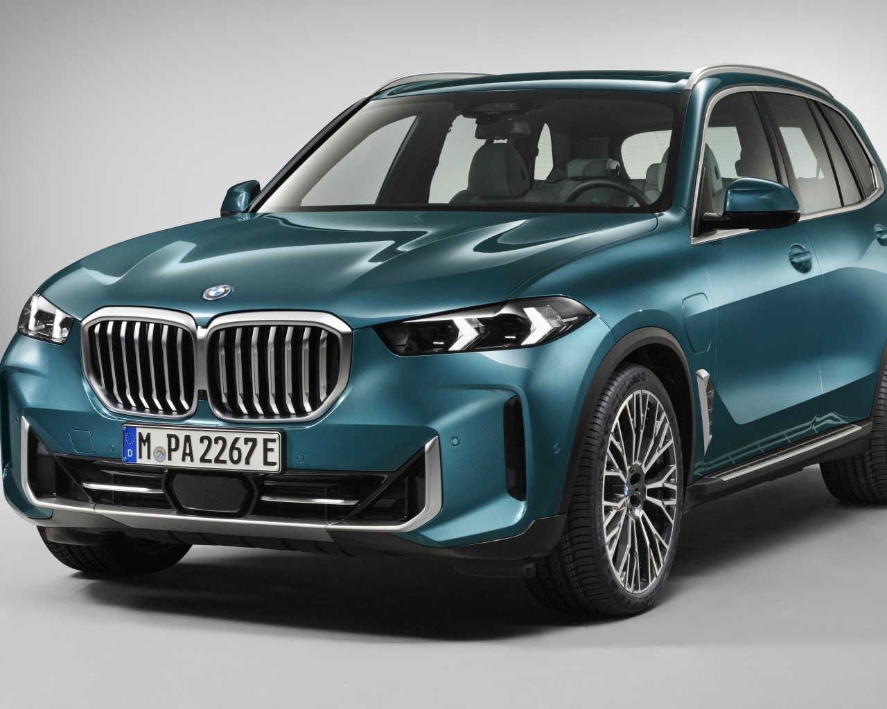 Внедорожник BMW X5 XDrive 50i 2023 на черном фоне