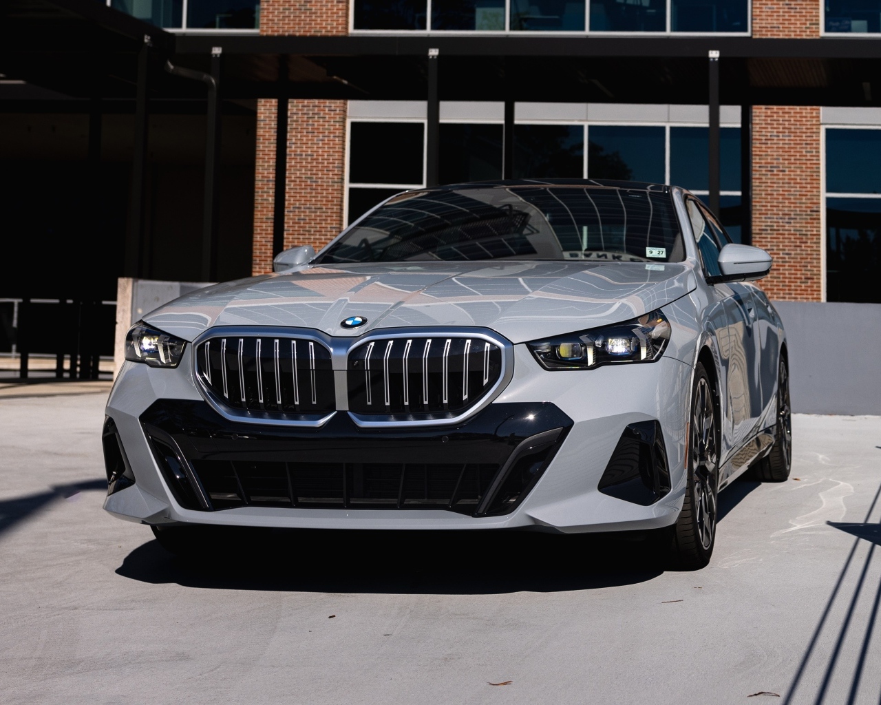 Серебристый автомобиль BMW 530i XDrive M Sport 2024 года