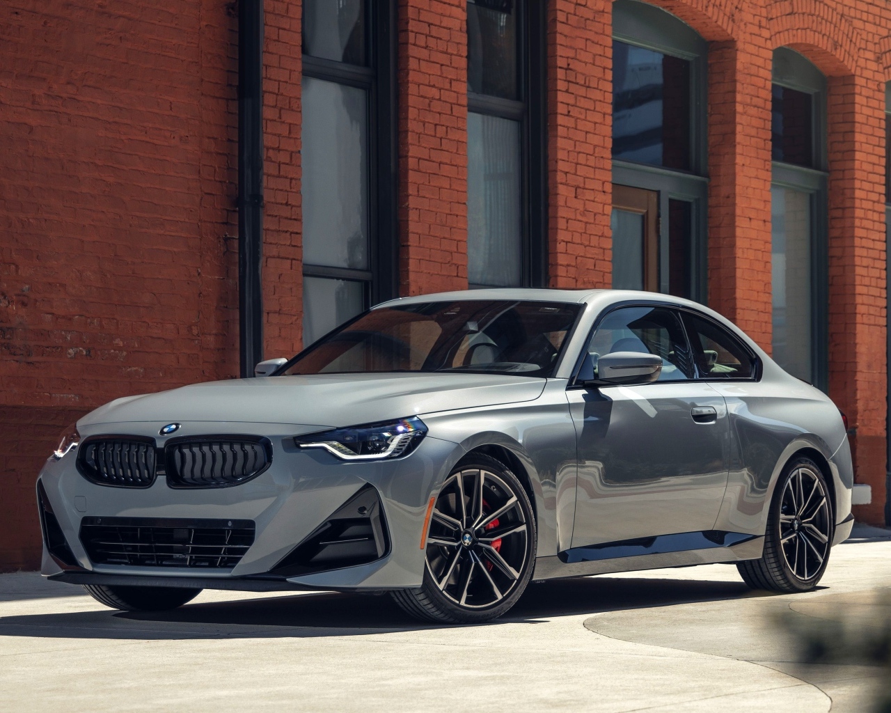 Серебристый автомобиль BMW 230i Coupé M Sport