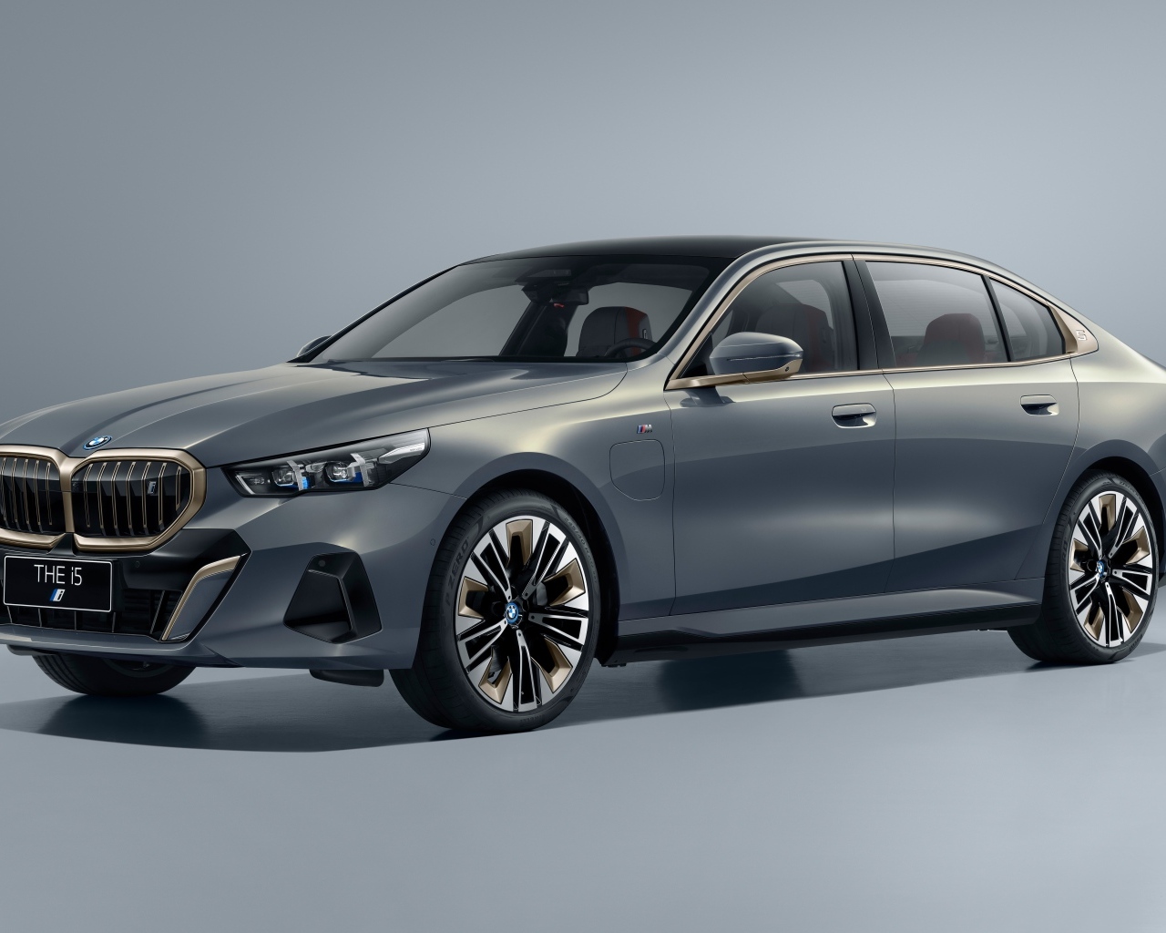 Серебристый автомобиль BMW I5 M Sport 2023 года