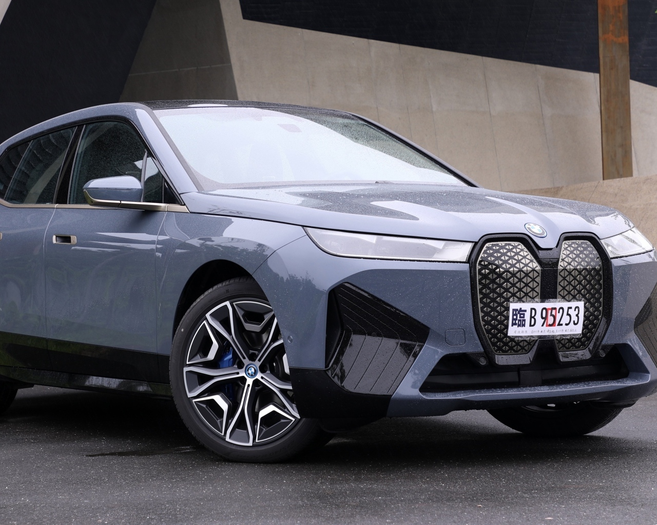 Серебристый внедорожник BMW IX XDrive40 Sport