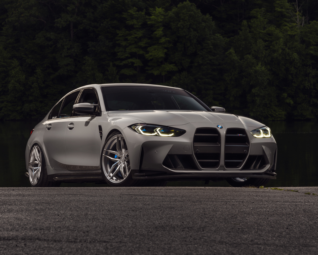 Серебристый BMW M3  на дороге