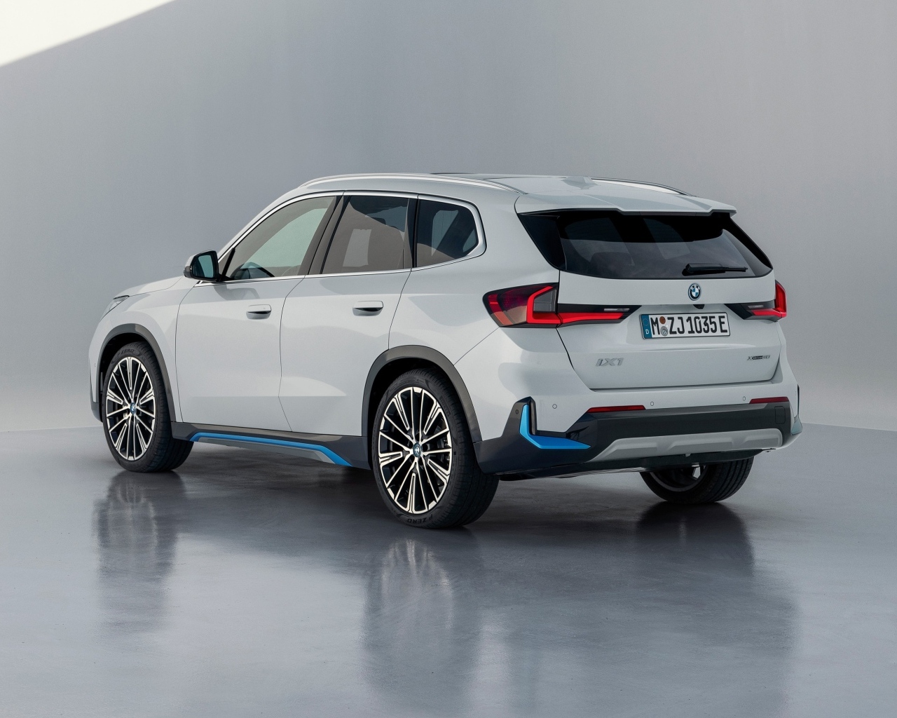 Белый внедорожник BMW IX1 XDrive30  вид сзади