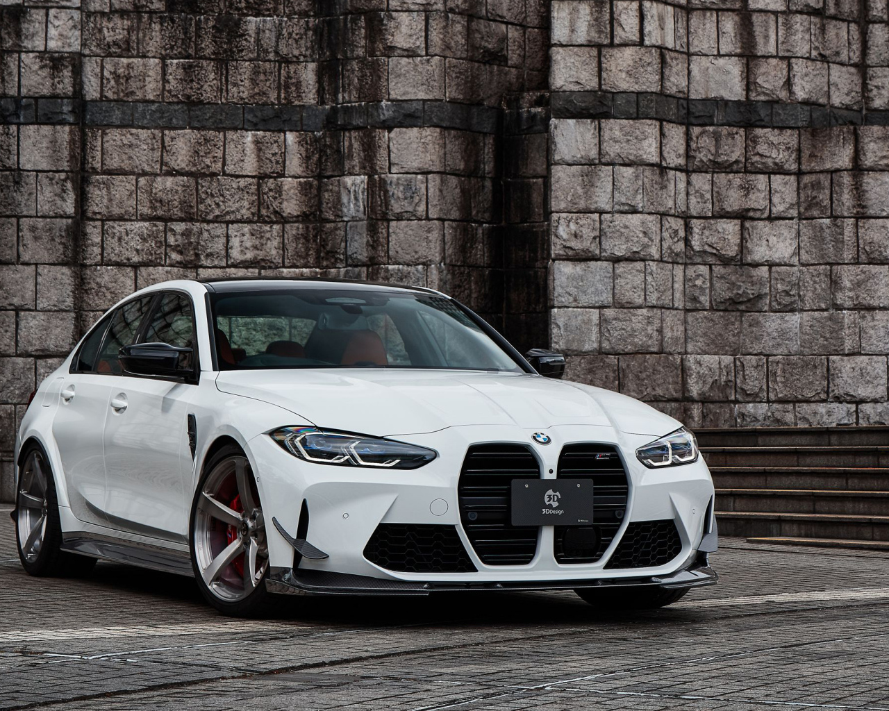 Белый автомобиль BMW M3 2022  года вид спереди