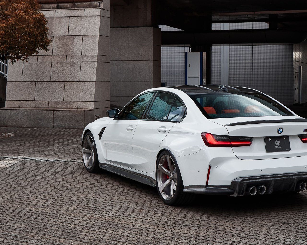 Белый автомобиль BMW M3 2022 вид сзади