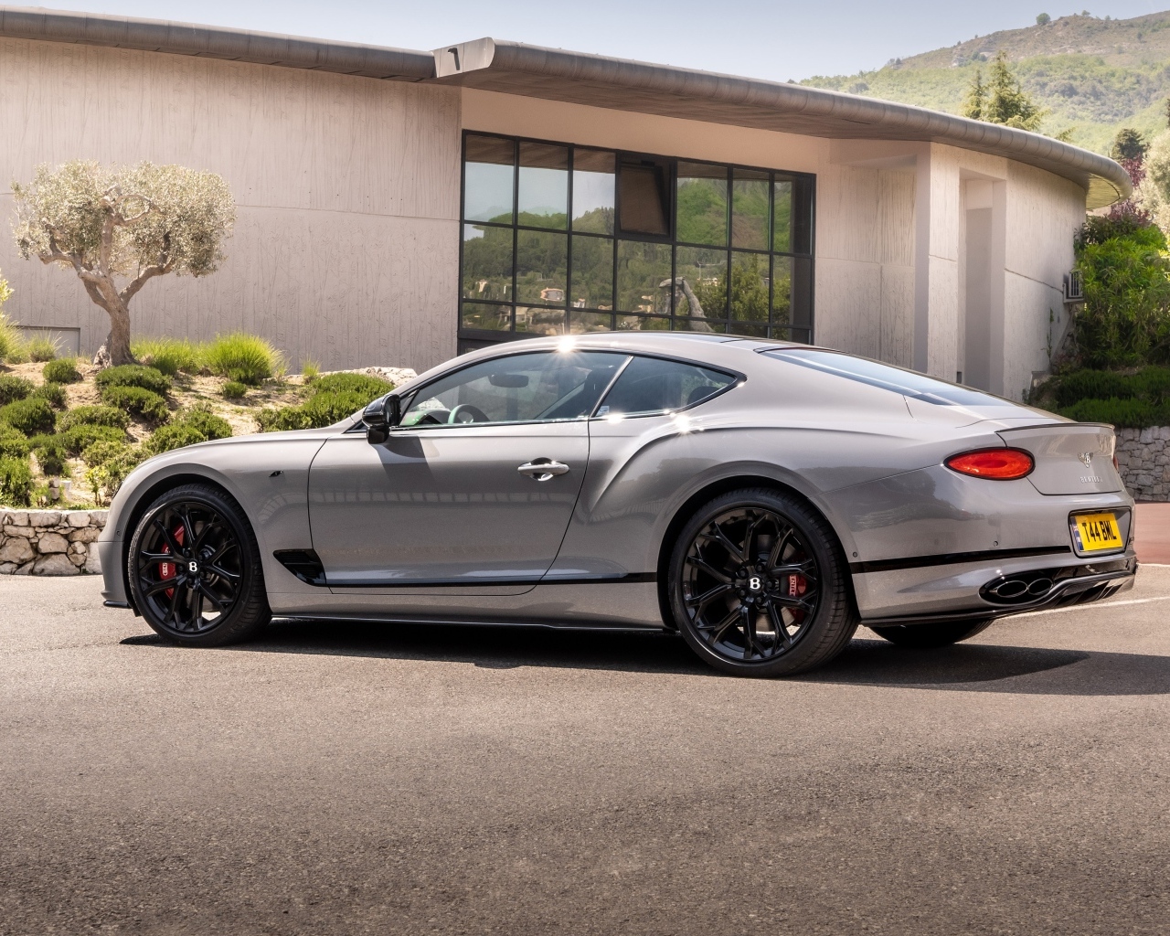 Автомобиль Bentley Continental GT S 2022 года вид сзади