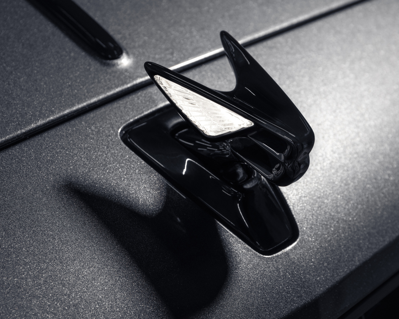 Фирменный знак автомобиля Bentley Flying Spur Hybrid The Surgeon 2022