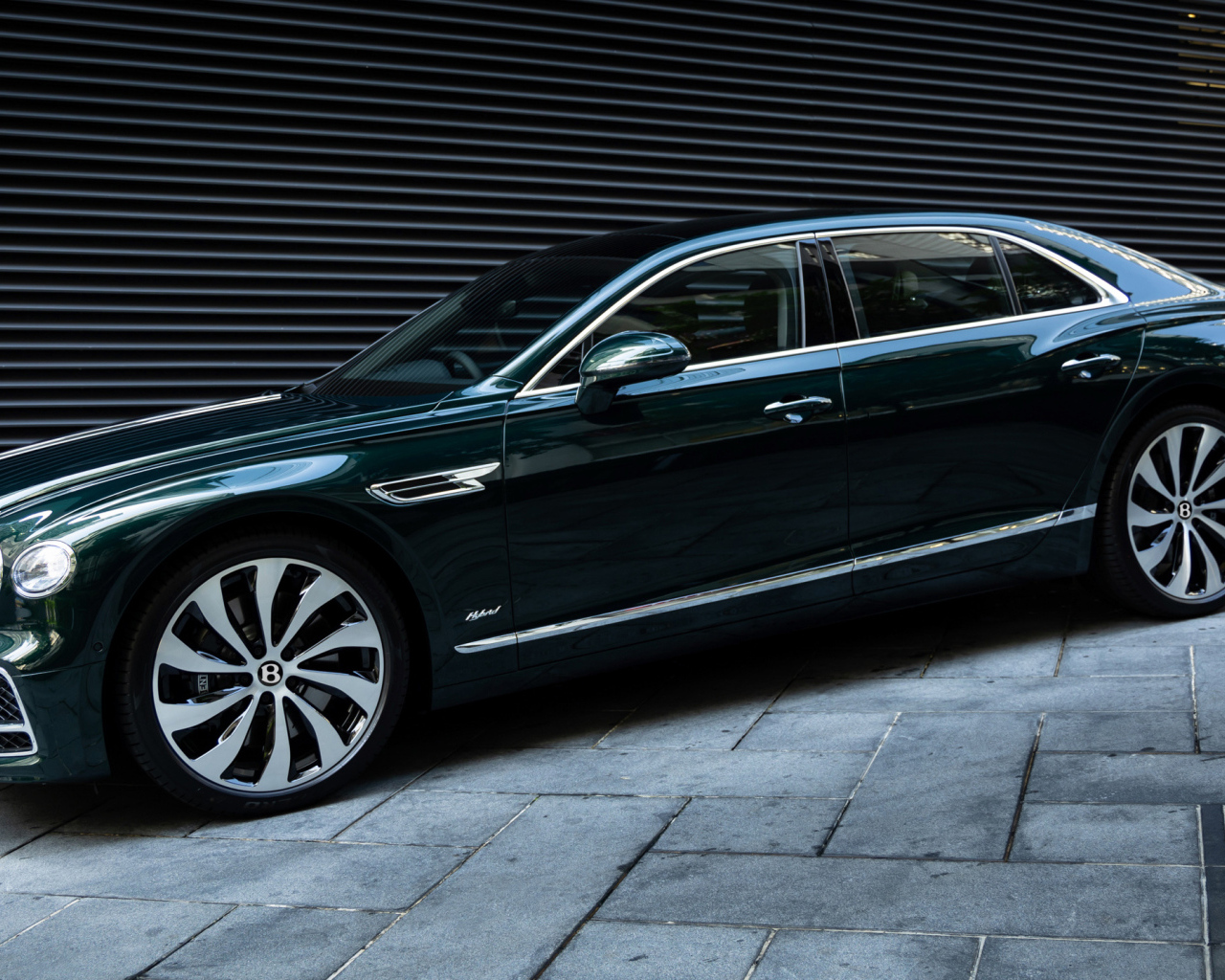 Автомобиль бизнес класса Bentley Flying Spur Hybrid 2023 года