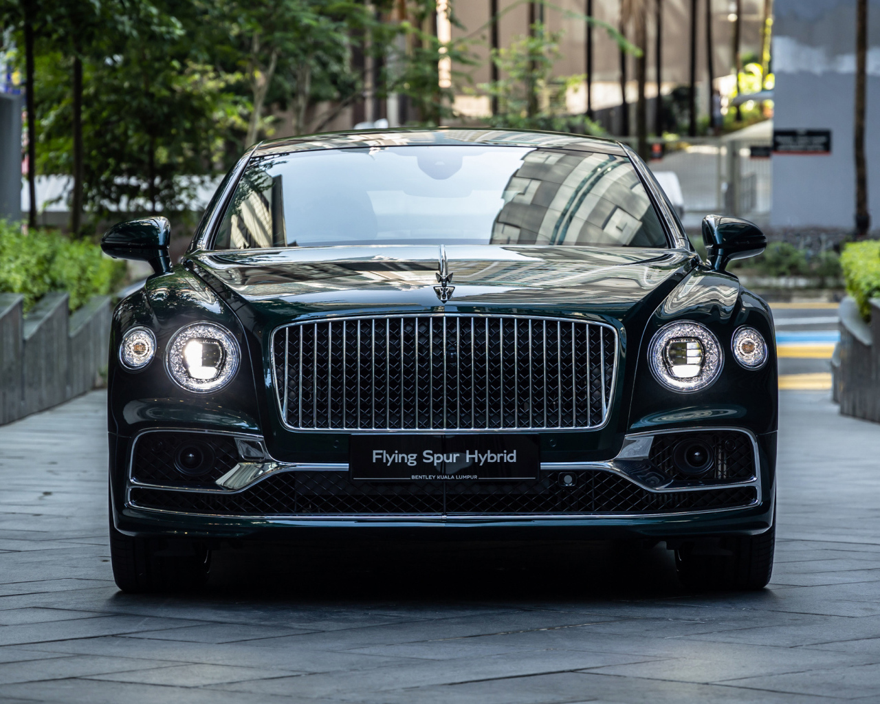 Автомобиль Bentley Flying Spur Hybrid 2023 года вид спереди