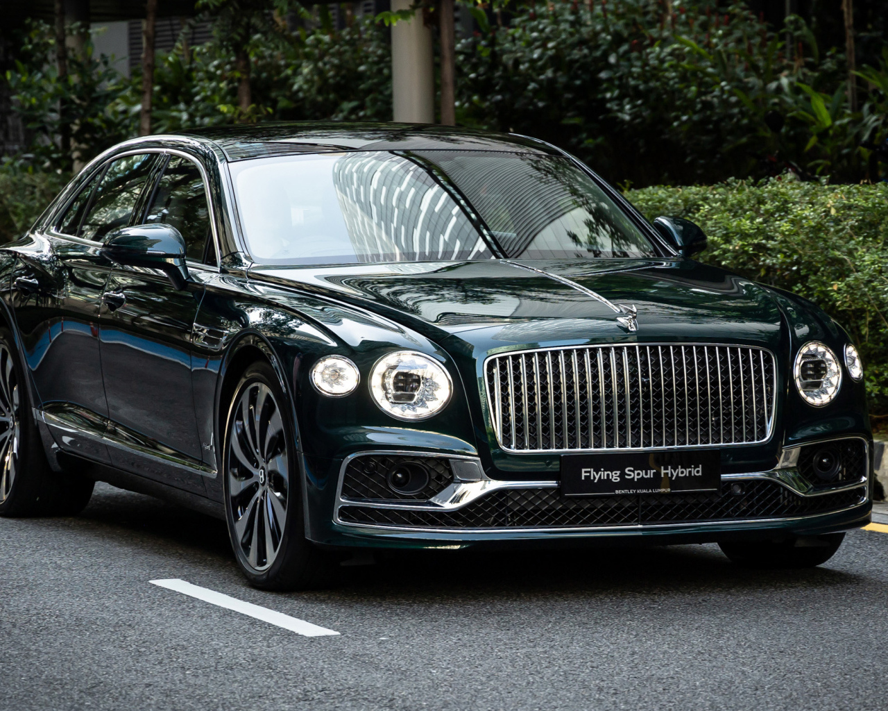 Автомобиль Bentley Flying Spur Hybrid 2023 на дороге