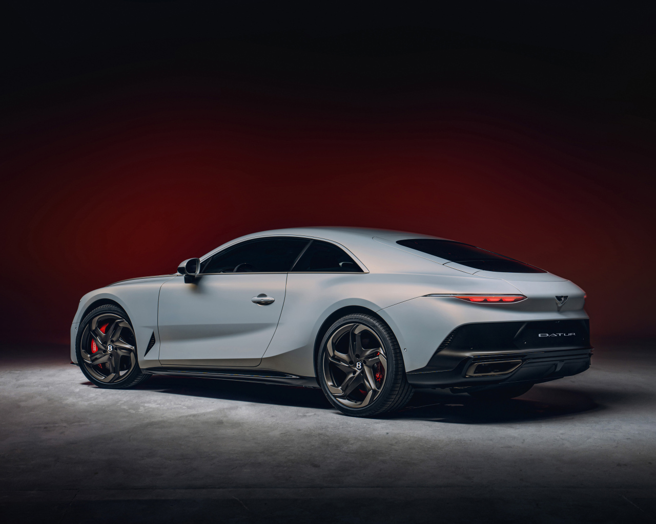 Автомобиль Bentley Mulliner Batur 2023 года вид сзади