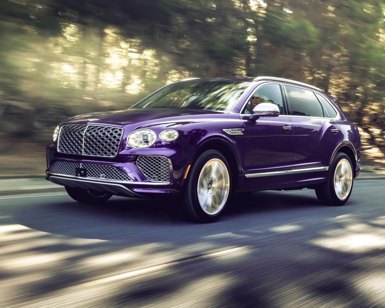 Автомобиль Bentley Bentayga EWB Mulliner 2024 года на дороге