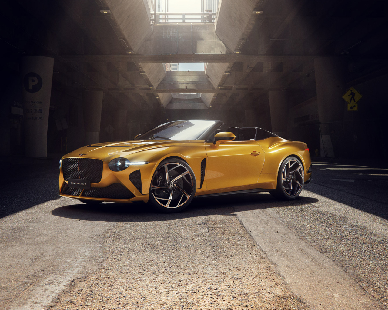 Красивый золотистый автомобиль Bentley Bacalar