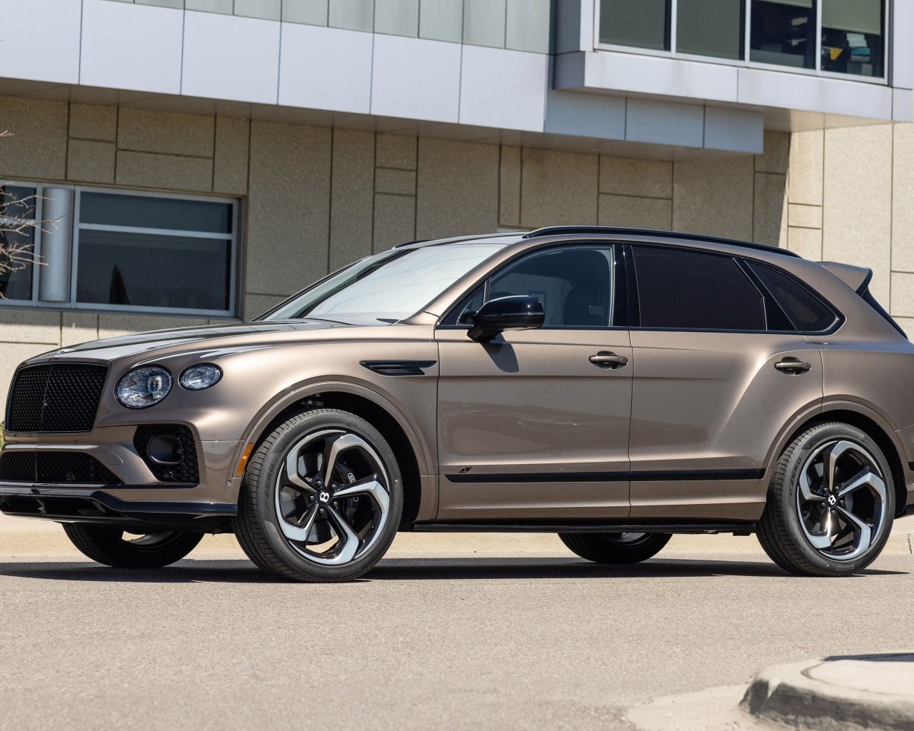 Красивый новый автомобиль Bentley Bentayga S