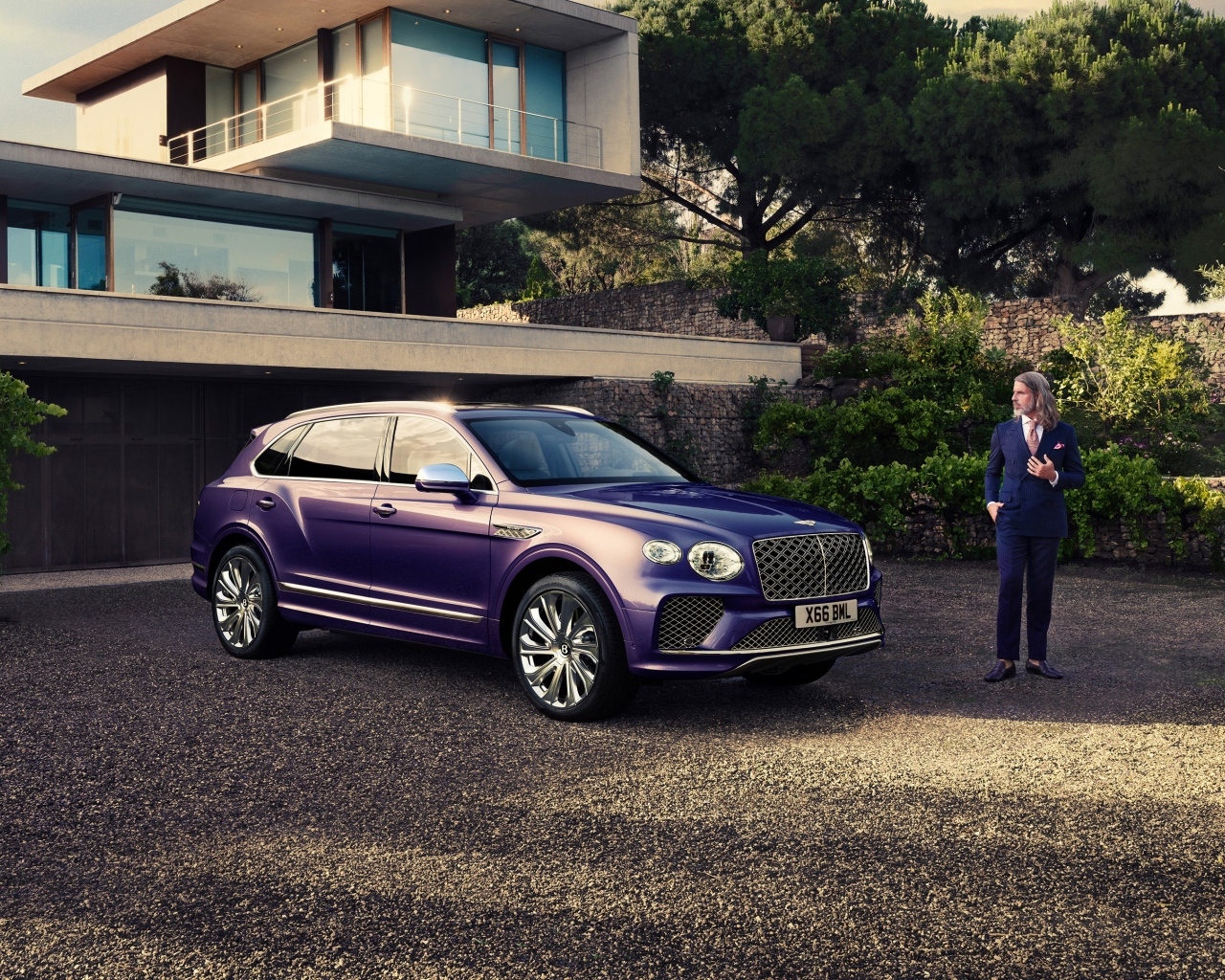 Автомобиль Bentley Bentayga EWB Mulliner 2024 года у дома