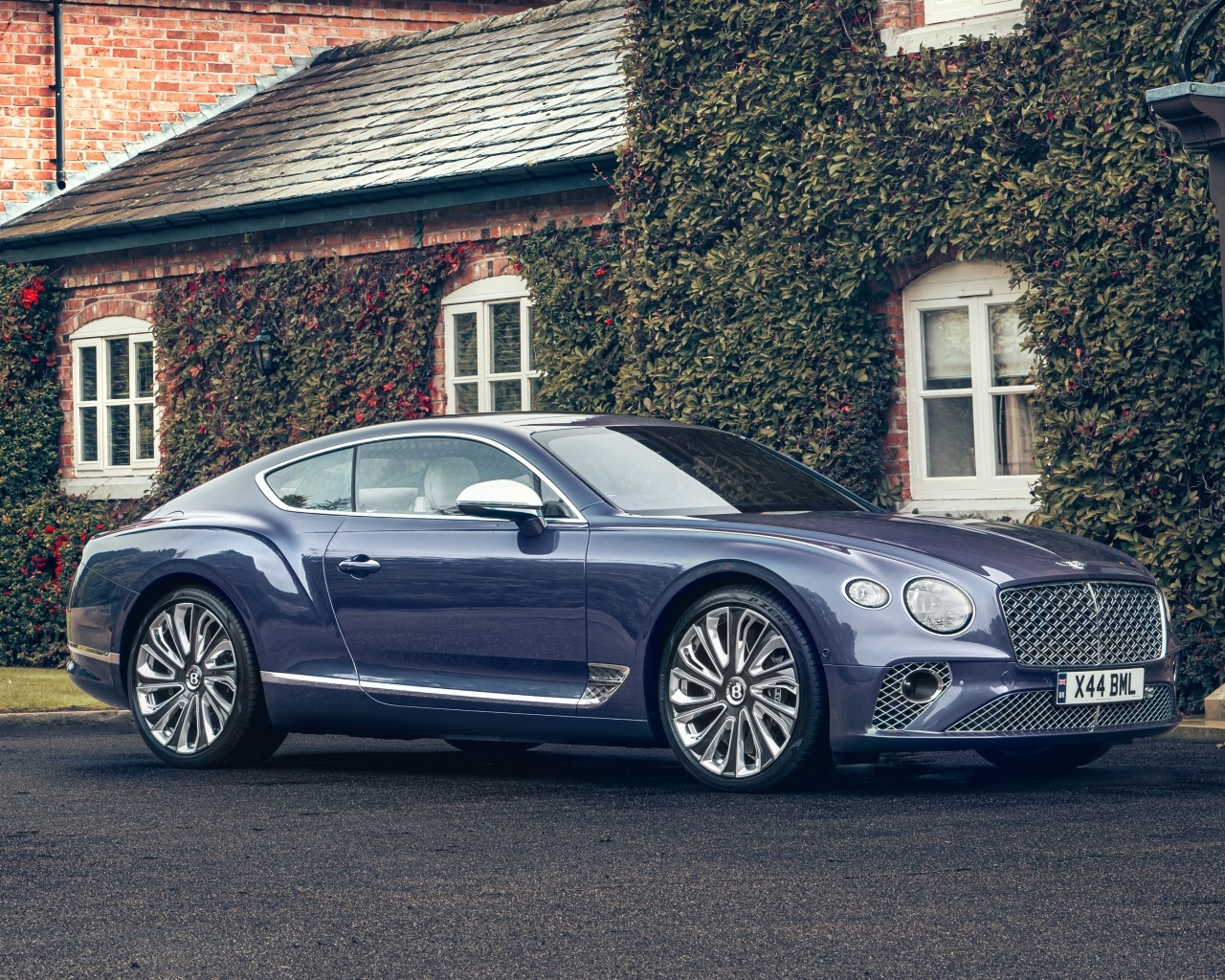 Автомобиль Bentley Continental GT Mulliner у дома